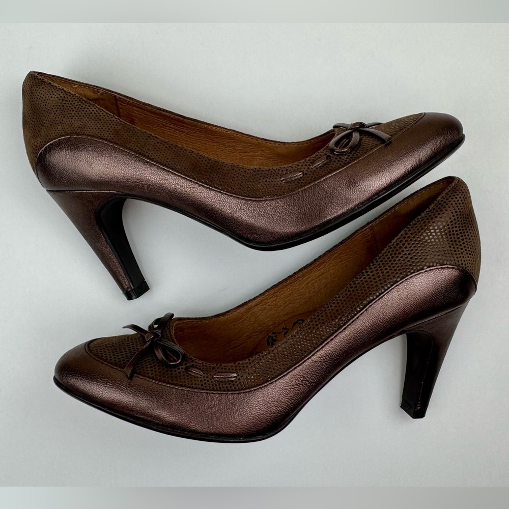 Sofft Women's Bronze Leather 2 3/4" Heel. 
Good Condition. Size- 7M
